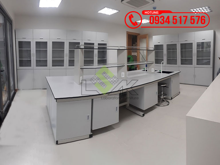 Tủ lưu mẫu, tủ hồ sơ và bàn thí nghiệm trung tâm cho phòng lab mỹ phẫm