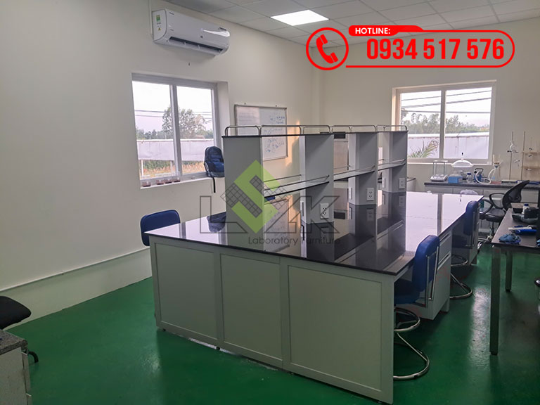 Bàn thí nghiệm trung tâm có kệ để hóa chất phòng lab Nhà máy Dệt - Nhuộm - May Công ty TNHH Delta Galil Việt Nam