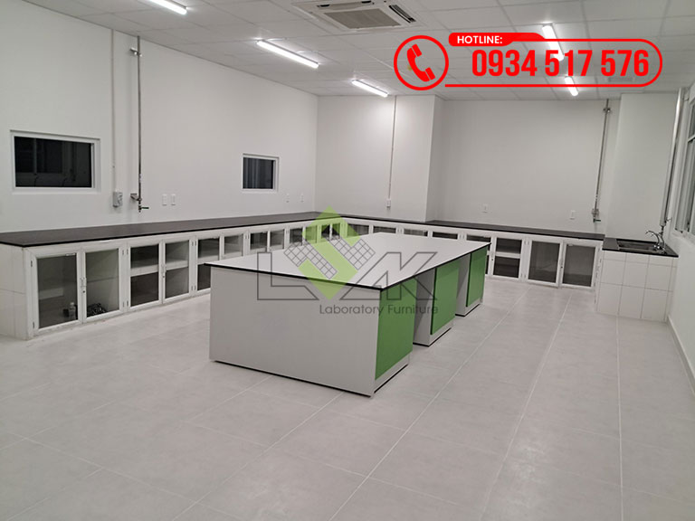Bàn thí nghiệm trung tâm không có kệ mặt bàn bằng tấm phenolic 18mm chiu hóa chất