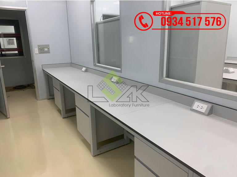 Bàn thí nghiệm áp tường mặt bàn kháng hóa chất khung bằng thép sơn tĩnh điện