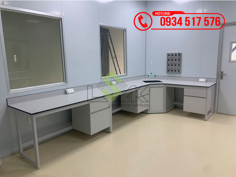 Bàn thí nghiệm áp tường có bồn rửa