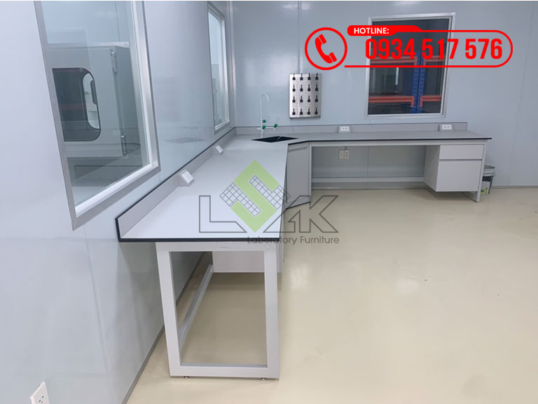 Bàn thí nghiệm áp tường chữ l khung thép sơn tĩnh điện, mặt bàn kháng hóa chất