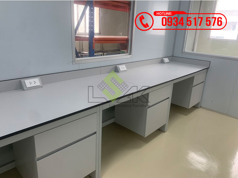 Bàn thí nghiệm áp tường khung thép sơn tĩnh điện