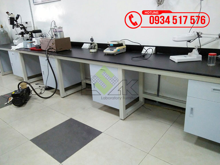 Bàn thí nghiệm áp tường hộc tủ treo khung thép sơn tĩnh điện mặt bàn kháng hóa chất