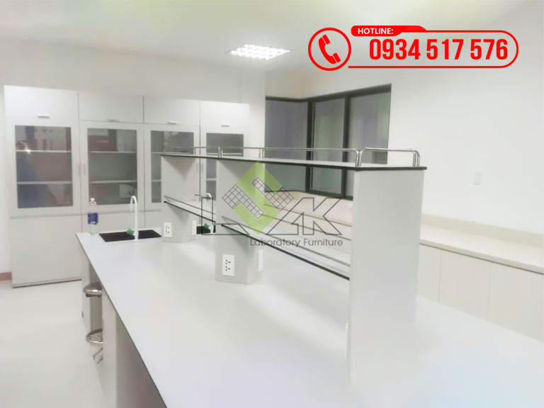 Bàn thí nghiệm trung tâm có kệ 2 tầng và bồn rửa đôi