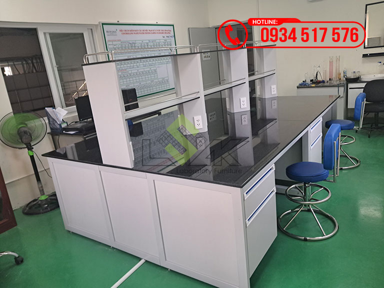 Bàn thí nghiệm trung tâm có kệ để hóa chất phòng lab Nhà máy Dệt - Nhuộm - May Công ty TNHH Delta Galil Việt Nam