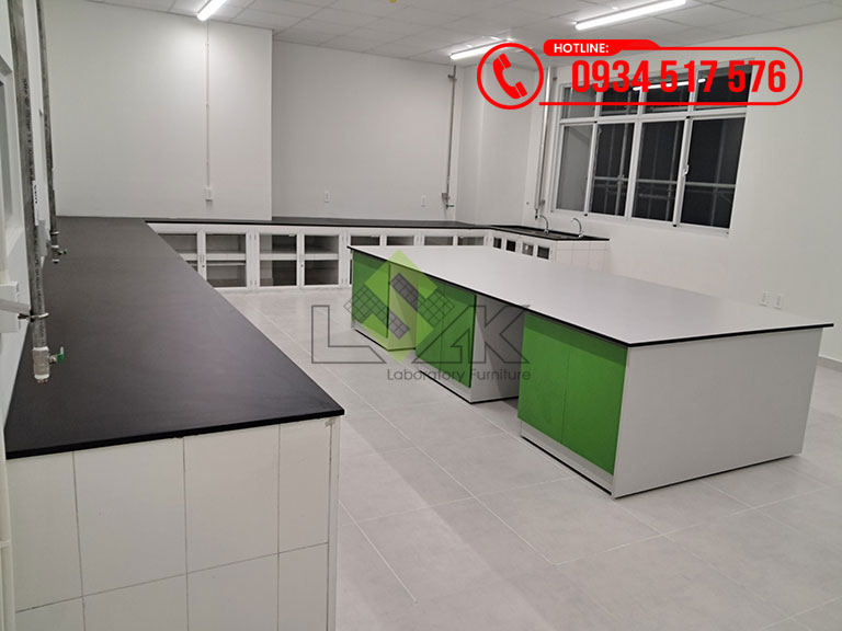 Dãy bàn thí nghiệm áp tường phòng thí nghiệm nhà máy sản xuất bánh kẹo