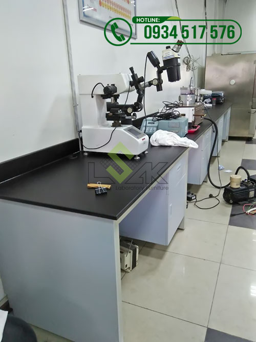Bàn thí nghiệm áp tường đặt thiết bị thí nghiệm