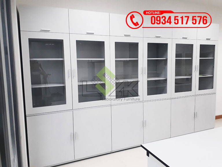 Tủ lưu mẫu bằng gỗ công nghiệp sử dụng trong phòng thí nghiệm mỹ phẩm.