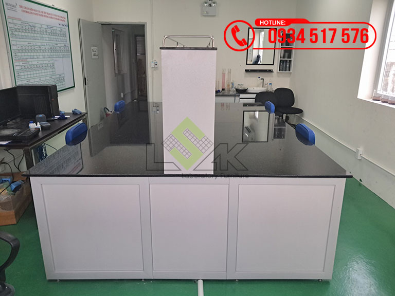 Bàn thí nghiệm trung tâm có kệ để hóa chất phòng lab Nhà máy Dệt - Nhuộm - May Công ty TNHH Delta Galil Việt Nam