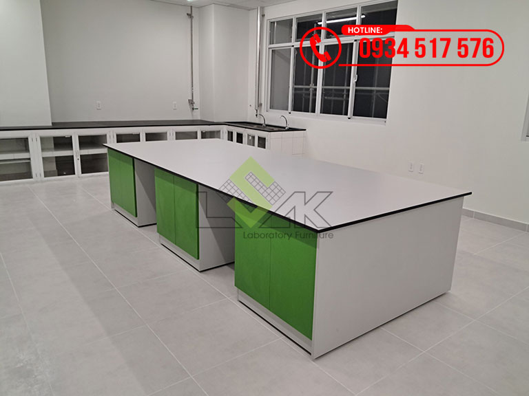 Bàn thí nghiệm trung tâm không có kệ
