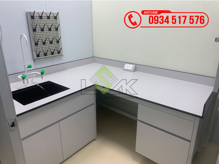 Bàn thí nghiệm áp tường chữ l có chậu rửa pp chịu hóa chất có gắn giá phơi dụng cụ thủy tinh