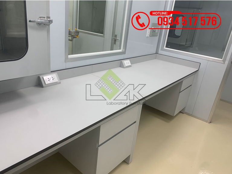 Bàn thí nghiệm áp tường khung thép sơn tĩnh điện