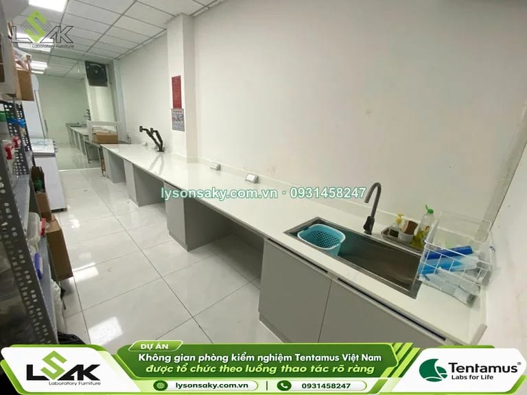 Bàn thí nghiệm áp tường có bồn rửa