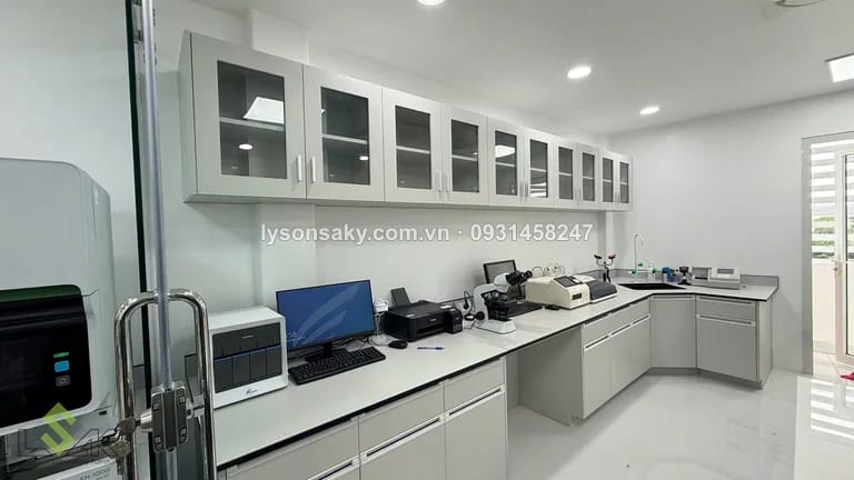 Bàn dat may thí nghiệm va tủ treo tường