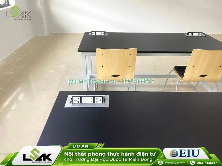 Bàn thực hành có ổ cắm