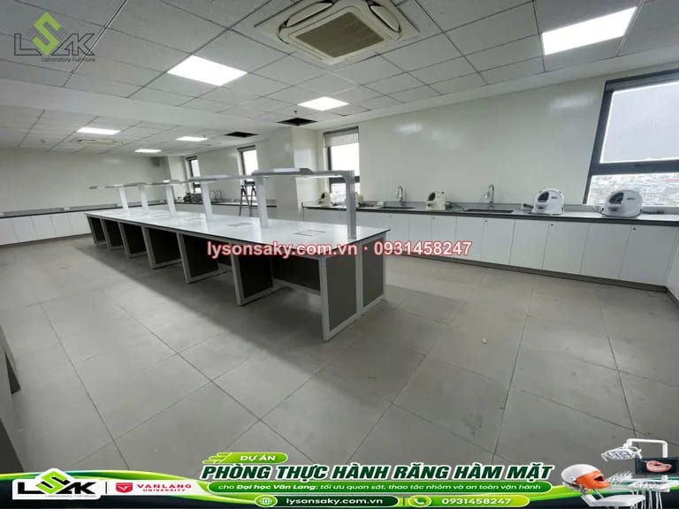 Bàn áp tường phòng thuc hanh