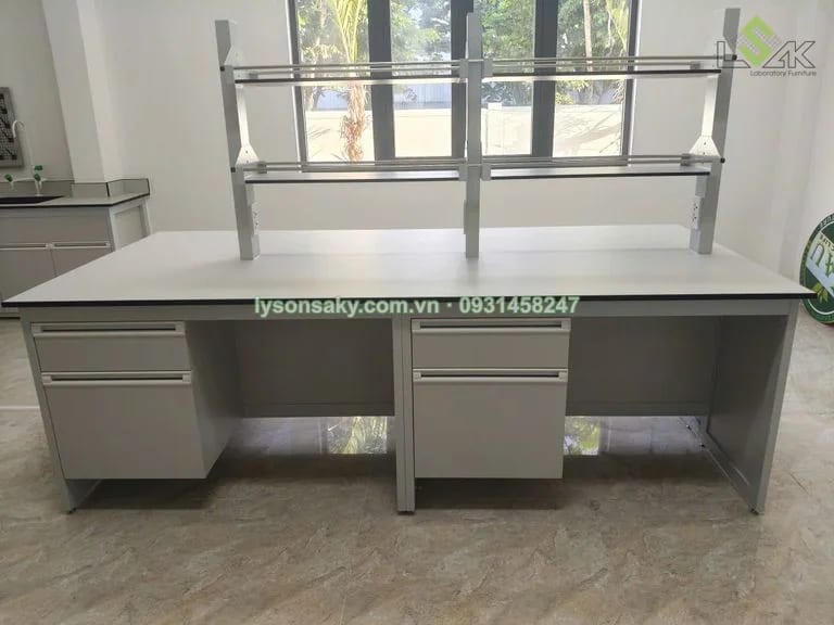 Bàn thí nghiệm trung tâm có kệ trên bàn