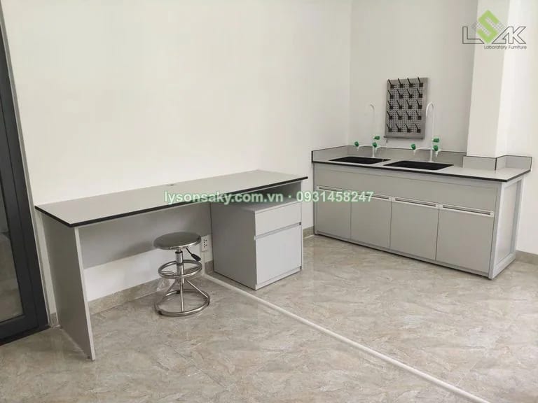 Bàn thí nghiệm áp tường
