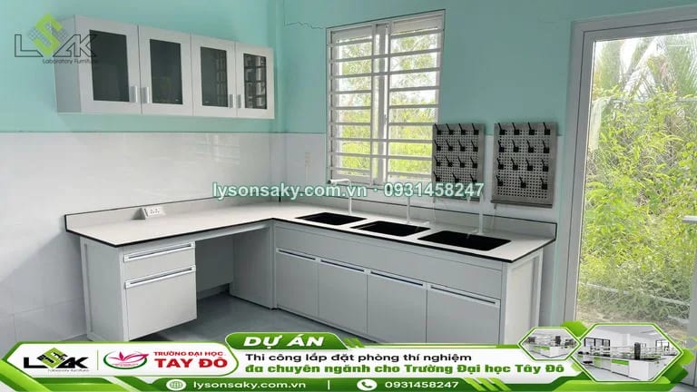 Bàn thí nghiệm áp tường có tủ treo va bon rửa