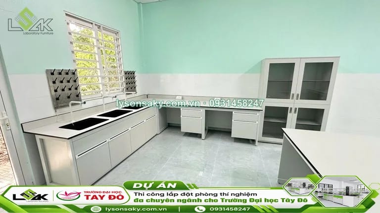 Bàn thí nghiệm áp tường có bon rửa