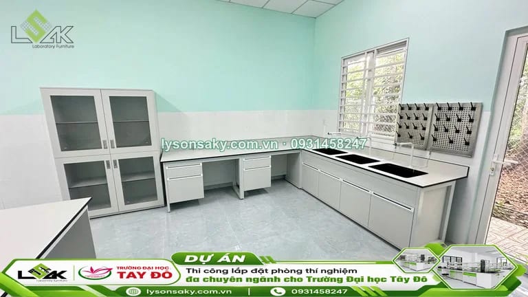 He bàn thí nghiệm áp tường có bon rửa