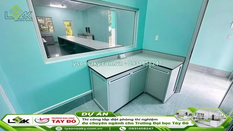 Bàn thí nghiệm áp tường có cua so quan sat