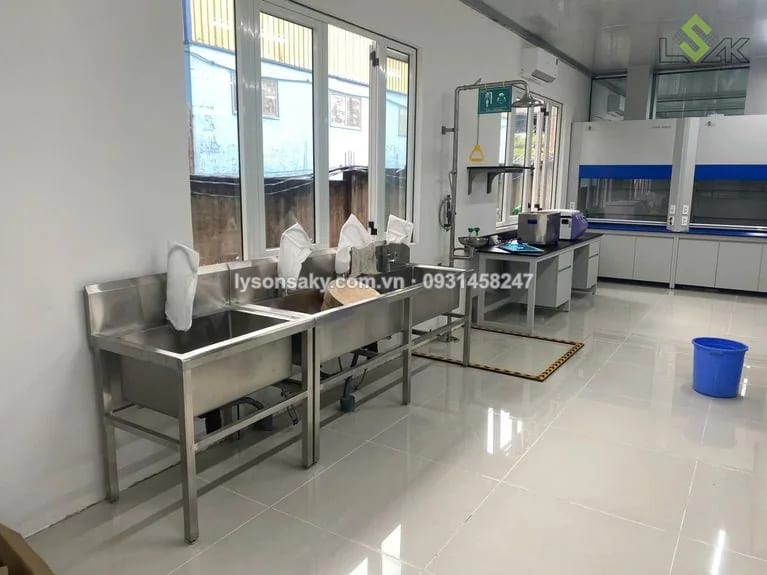 Bàn thí nghiệm áp tường có chậu rửa va tủ treo tường