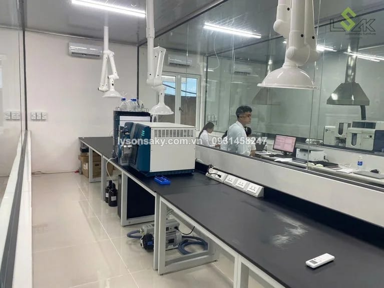 Bàn thí nghiệm áp tường mặt phenolic đen