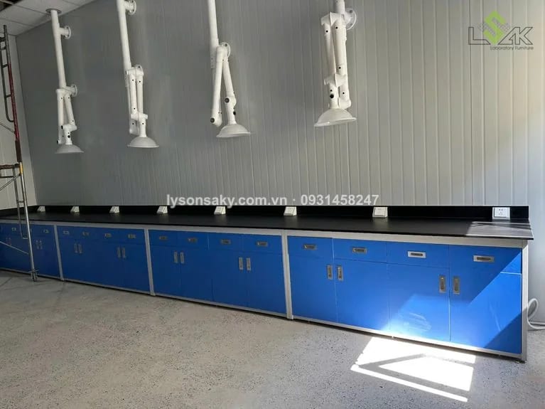 Bàn thí nghiệm áp tường va chup hút khí di dong