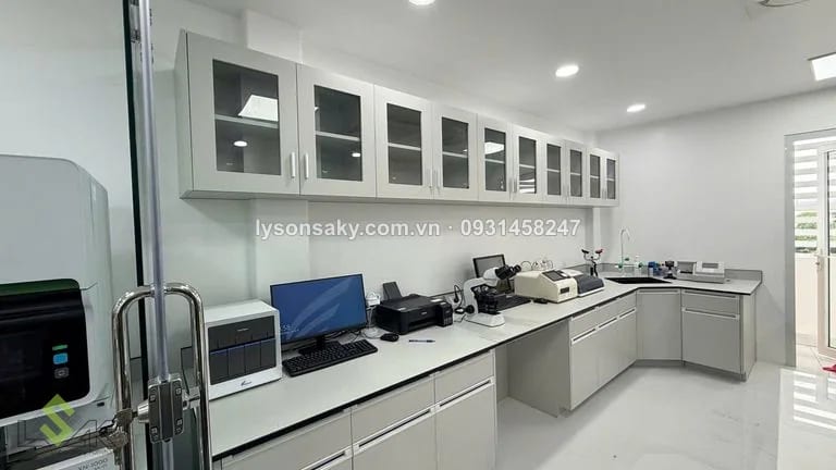 Bàn dat may thí nghiệm va tủ treo tường