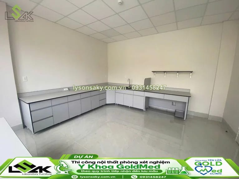Bàn thí nghiệm áp tường có kệ treo