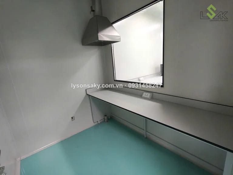 Bàn thí nghiệm áp tường va chup hút inox