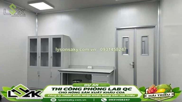 Bàn thí nghiệm áp tường có tủ cánh kính