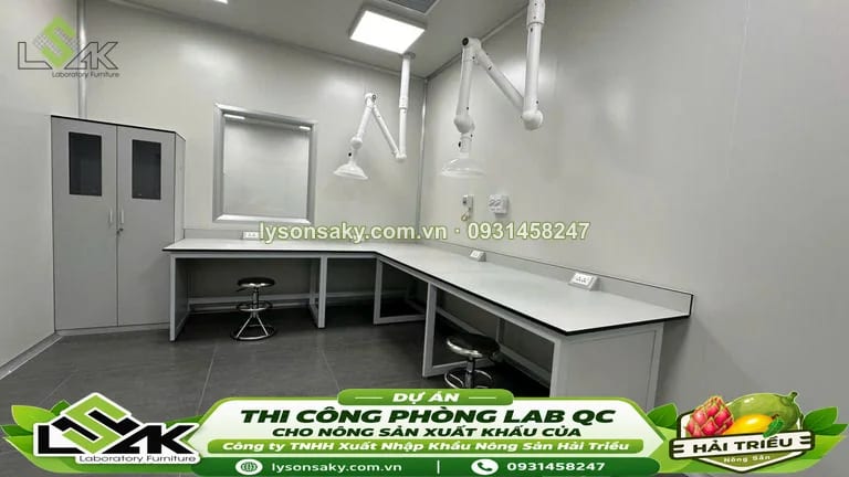 Bàn thí nghiệm áp tường có chụp hút khí