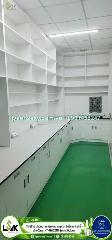 Hệ bàn thí nghiệm áp tường có kệ mở