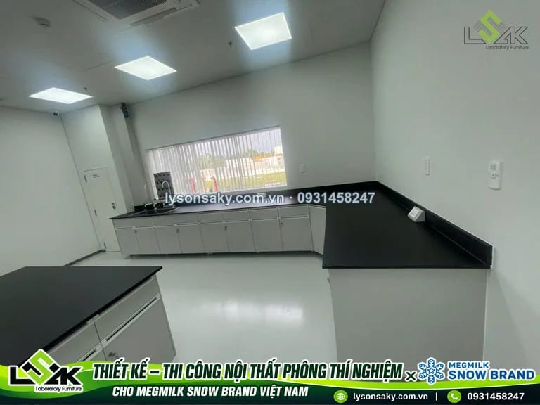 Bàn thí nghiệm áp tường mặt phenolic đen